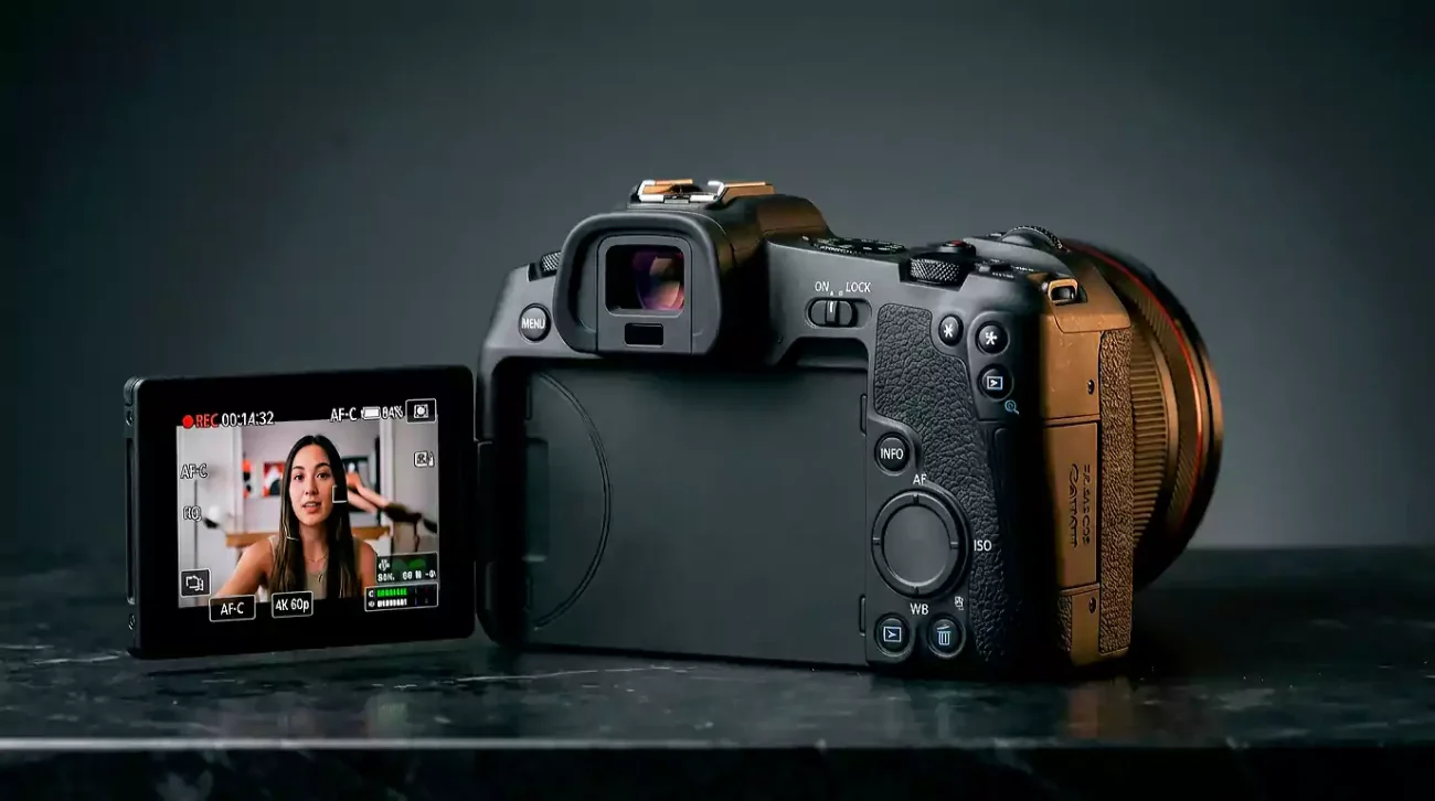 Canon EOS R8 vari-angle touchscreen vlogging position UAE