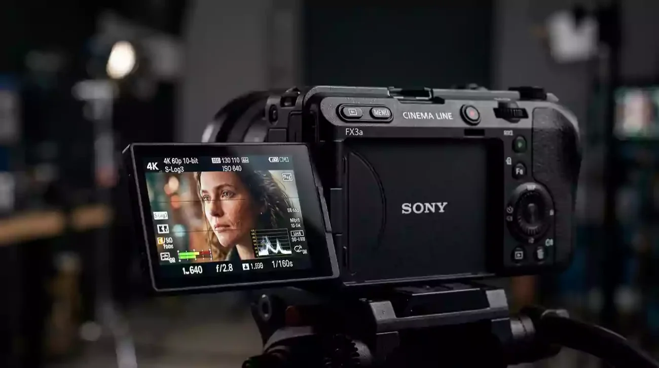 The upgraded high-resolution LCD screen on the Sony FX3a كاميرا فيديو.
