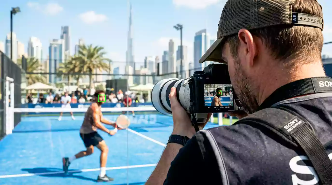 A professional using an AI autofocus camera Dubai [كاميرا بتركيز بؤري تلقائي بالذكاء الاصطناعي في دبي] to shoot sports.
