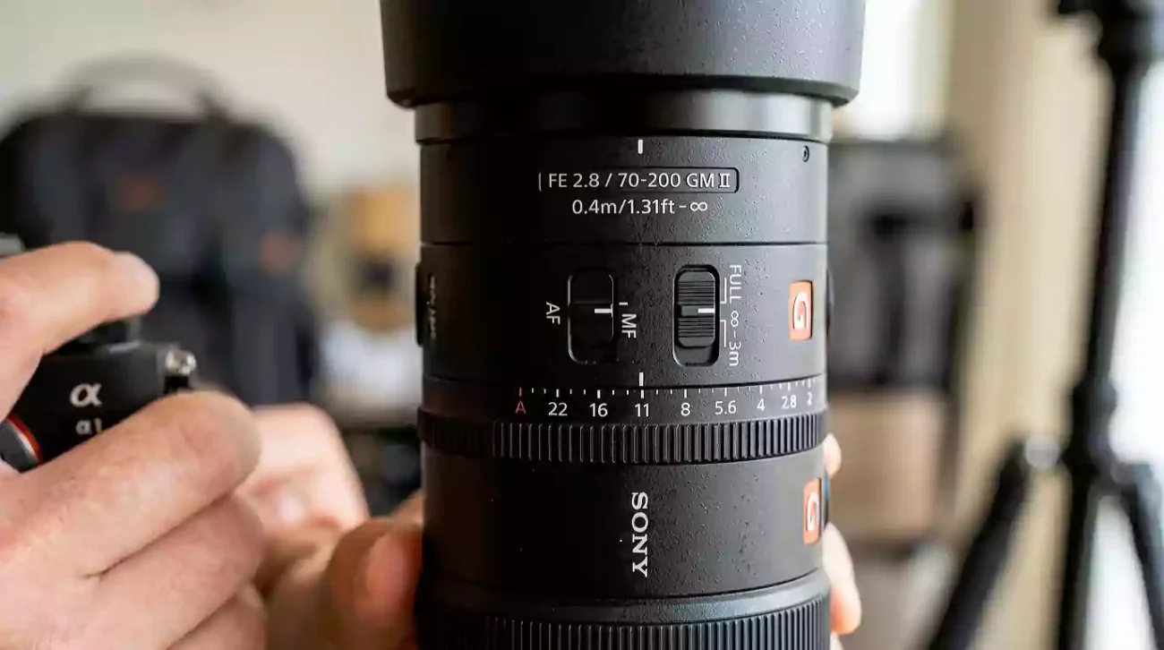 Physical aperture ring and focus controls on the Sony GM II lens.